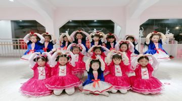 海门金果果中国舞启蒙班练民族舞提高班练身韵技巧和独舞